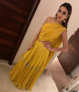 Nalini Negi Instagram - Thanks for this lovely outfit @ektathirani11 @reshamindia @shikhathiranigupta you guys made my diwali perfect 💗

Happy diwali everyone 😁😘 #fashion#style #stylish #love #cute #photooftheday #hair #beauty #beautiful #instagood #instafashion #pretty #girl #eyes #model #outfits #jewelry