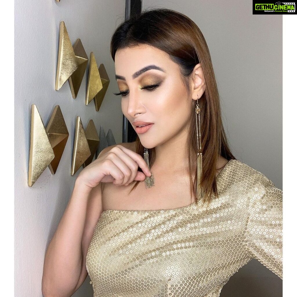 Nalini Negi Instagram - One need not be born beautiful to be wildly attractive. 🧚‍♀ @makeup_by_keesh #picoftheday #photography #positivequotes #thoughtoftheday #makeup #shooting #actor #loveforfashion #loveformakeup #style #fashionnova #classy #elegant