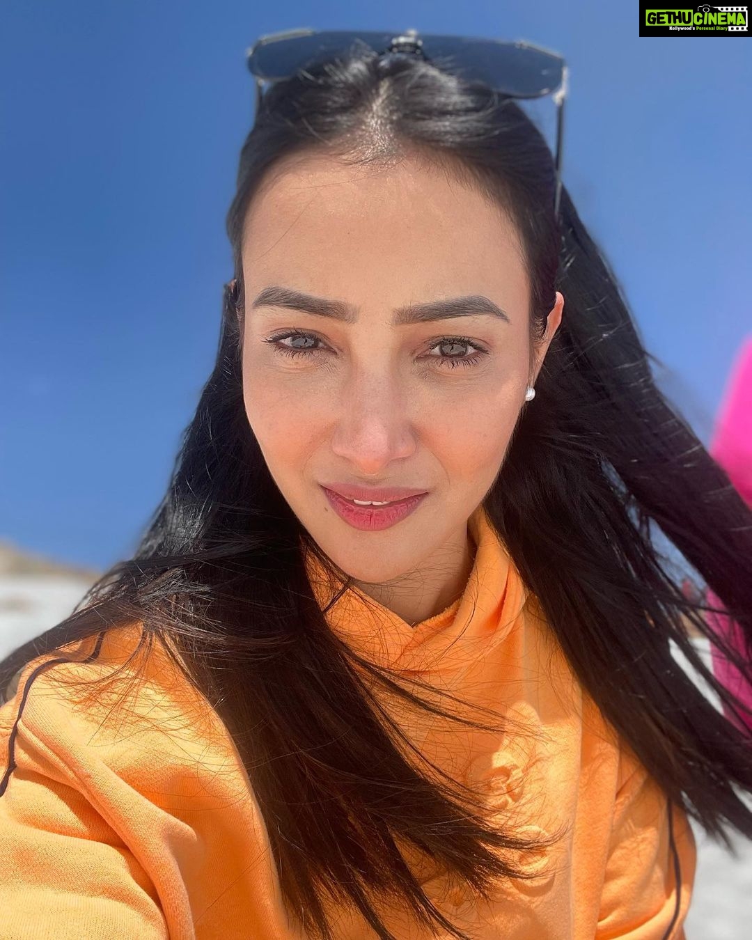 Nalini Negi Instagram - If there is heaven on earth , it’s here ❤️🗻 #picture #pictureoftheday #positivequotes #pictures #pictureperfect #posing #travel #travelling #travelgram #traveller #stylefashion #styleinspiration #styleinspo #attitude #selflove #travelstories #gulmarg #kashmirfiles #blessed #happiness #gratitude #love #posing #style #instafashion #bhfyp #mood #instagram #instagood #instalove Gulmarg, Kashmir