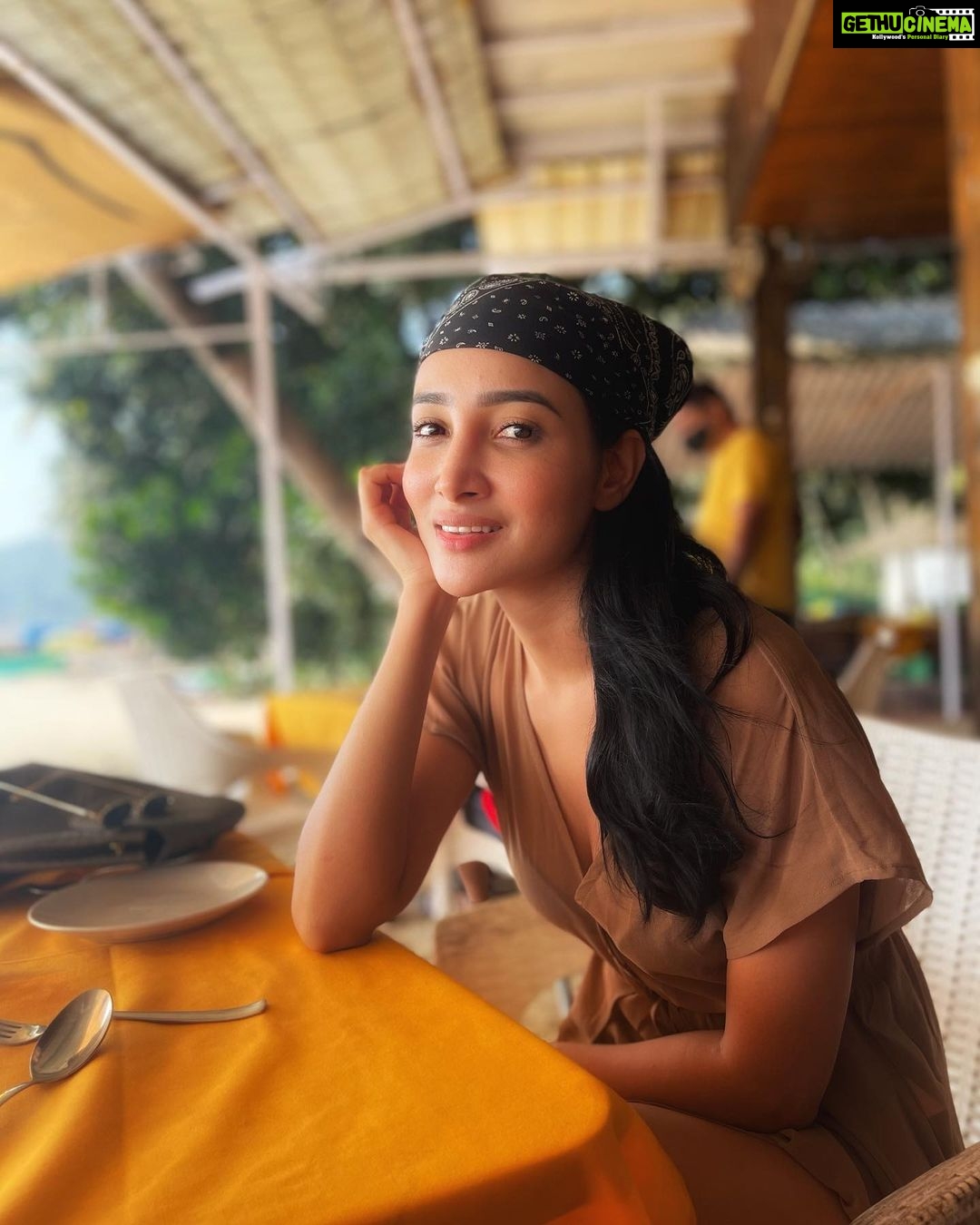 Nalini Negi Instagram - Happy New Year Fam ❤️❤️❤️❤️❤️ Butterfly Beach