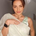 Navina Bole Instagram - Poo bani Parvati! #transitionreels are so much fun!🧚‍♀️🧜‍♀️✨️ #reelsinstagram #reels #reelstrending #reeloftheday #reelitfeelit #transition #transitionreels #makeuponfleek #saree #sareenotsorry #bindi #instareelsindia❤️ #instagram #instagood #explorepage #navinabole My Happy Place