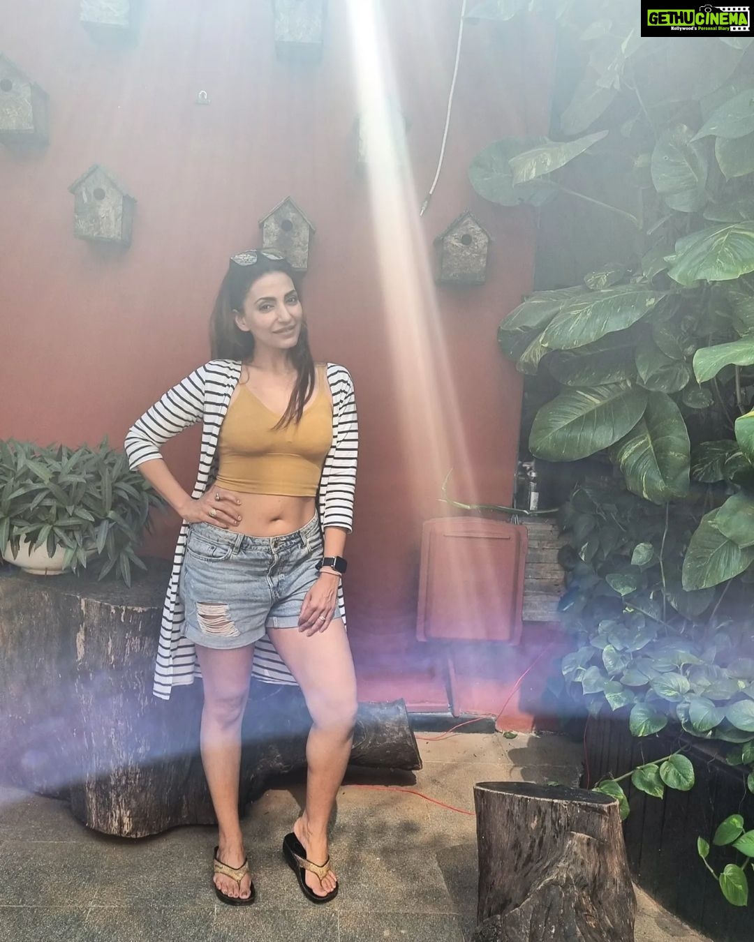 Navina Bole Instagram - Enveloped by Sunrays. . Soaked in positivity and the promise of a future so bright ✨️🧚♀️😎🌞 #picoftheday #traveldiaries #vacationwithdrawals #sunkissed #sunlight #instaphoto #instapic #instagram #instagood #lifeisbeautiful #gimmesomesunshine #happygirlsaretheprettiest #explore #explorepage✨ #navinabole #happythursday #omsairam Club Mahindra Hatgad