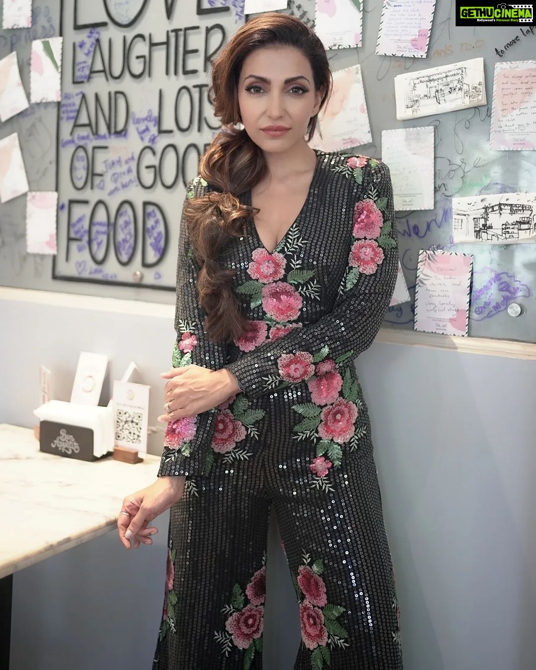 Navina Bole Instagram - Always attracted to good vibesππ§ββοΈππ§ββοΈ Outfit : @sonia_verma_fashionista Photographer: @veestudio.in Hair and Mua : @makeup_dharmivaid Aligned: @publiquedom Location: @earthcafeindia #picsoftheday #instaphotos #instagood #instagram #swipe #sidebraid #hotmess #jumpsuit #ootd #glitter #blackisbeautiful #designerwear #fashionshoot #positivevibes #wallart #greywall #cafe #keepswiping #newpost #explorepage #navinabole #happytuesday Earth Cafe