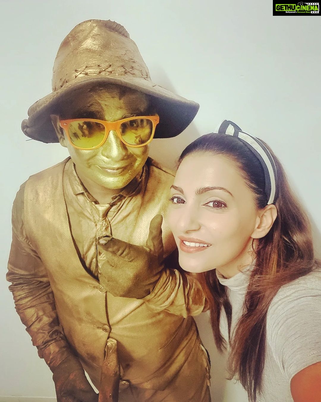 Navina Bole Instagram - Remember to smile today๐๐๐๐โค๏ธ With this amazing talent and super sweet human @stargoldenboy8 who believes in spreading love and smiles๐ #picoftheday #instaphoto #instagood #selfiegram #selfie #artistsoninstagram #stargoldenboy #haveyoumethim #spreadsmiles #latepost #goodmorning #lifeisbeautiful #positivevibes #gratitude #explorepage #explore #navinabole #happywednesday