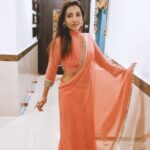 Navina Bole Instagram - Diwali 2022 Wali look!🧚‍♀️🎉✨️ #reelsinstagram #reelstrending #reeloftheday #trending #trendingsongs #instareels #explore #navinabole #saree #sareelove #sareenotsorry #keepitsimple #ethnicwear #peach #ootd #eternal #happydiwali #festivevibes #positivevibes #happywednesday My Happy Place