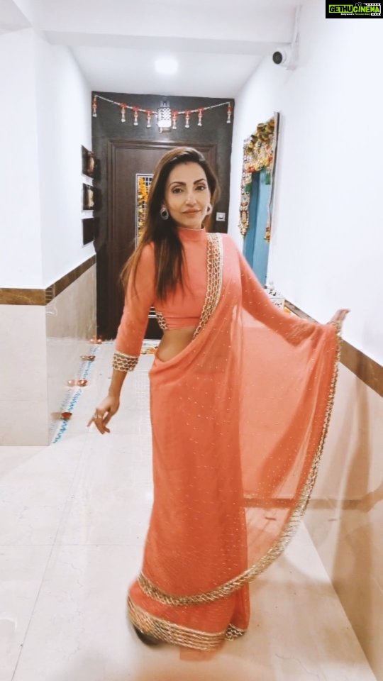 Navina Bole Instagram - Diwali 2022 Wali look!🧚♀️🎉✨️ #reelsinstagram #reelstrending #reeloftheday #trending #trendingsongs #instareels #explore #navinabole #saree #sareelove #sareenotsorry #keepitsimple #ethnicwear #peach #ootd #eternal #happydiwali #festivevibes #positivevibes #happywednesday My Happy Place