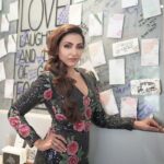 Navina Bole Instagram - Always attracted to good vibes💕🧚‍♀️💕🧚‍♀️ Outfit : @sonia_verma_fashionista Photographer: @veestudio.in Hair and Mua : @makeup_dharmivaid Aligned: @publiquedom Location: @earthcafeindia #picsoftheday #instaphotos #instagood #instagram #swipe #sidebraid #hotmess #jumpsuit #ootd #glitter #blackisbeautiful #designerwear #fashionshoot #positivevibes #wallart #greywall #cafe #keepswiping #newpost #explorepage #navinabole #happytuesday Earth Cafe
