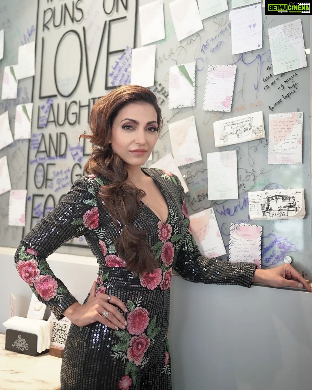 Navina Bole Instagram - Always attracted to good vibesππ§ββοΈππ§ββοΈ Outfit : @sonia_verma_fashionista Photographer: @veestudio.in Hair and Mua : @makeup_dharmivaid Aligned: @publiquedom Location: @earthcafeindia #picsoftheday #instaphotos #instagood #instagram #swipe #sidebraid #hotmess #jumpsuit #ootd #glitter #blackisbeautiful #designerwear #fashionshoot #positivevibes #wallart #greywall #cafe #keepswiping #newpost #explorepage #navinabole #happytuesday Earth Cafe