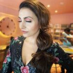 Navina Bole Instagram - Messy side braid and dramatic green eyeliner ✨perfect combo ✨🖤 Hair and makeup-@makeup_dharmivaid Photographer-@veestudio.in ✨ Managed by-@publiquedom ✨ Outfit- @sonia_verma_fashionista ✨ Location-@earthcafeindia ✨ Mumbai, Maharashtra