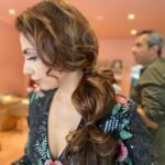 Navina Bole Instagram - Messy side braid and dramatic green eyeliner ✨perfect combo ✨🖤 Hair and makeup-@makeup_dharmivaid Photographer-@veestudio.in ✨ Managed by-@publiquedom ✨ Outfit- @sonia_verma_fashionista ✨ Location-@earthcafeindia ✨ Mumbai, Maharashtra