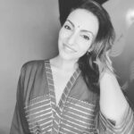 Navina Bole Instagram - Simplicity is the keynote of everything elegant!! Stylist: @ananyaarora2013 Outfit : @bunaai #picsoftheday #ootd #ethnicwear #pose #instaphotos #instagood #instagram #dreamincolor #comfortableinmyskin #explore #explorepage #navinabole #keepitsimple #tgif #swipeleft Home Sweet Home