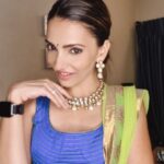 Navina Bole Instagram - Dil di ya galla!!💕💕 #hearttoheart #reelsinstagram #reeloftheday #reels #reelitfeelit #hearttoheart #dilkibaat #whenyouknowyouknow #deep #kyabaatay #theselines #haina #instagood #instareels #ethnicwear #ootd #slickbun #kundan #lehenga #navratri #festivevibes #loveandlight #happytuesday Happy Place