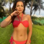 Navina Bole Instagram - Palm trees, bikini and the setting sun please!🏝👙🌅 Photographer: @01dhana_ Mua and Hair : @dvmakeovers #picoftheday #photooftheday #tbt #bikini #palmtrees #pink #catchingthelight #pose #vacayvibes #takemeback #dusk #green #comfortableinmyskin #happysunday The Retreat Hotel & Convention Centre, Madh Mumbai