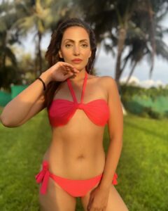 Navina Bole Instagram - Palm trees, bikini and the setting sun please!🏝👙🌅

Photographer: @01dhana_ 
Mua and Hair : @dvmakeovers 

#picoftheday #photooftheday #tbt #bikini #palmtrees #pink #catchingthelight
#pose #vacayvibes #takemeback #dusk #green #comfortableinmyskin #happysunday