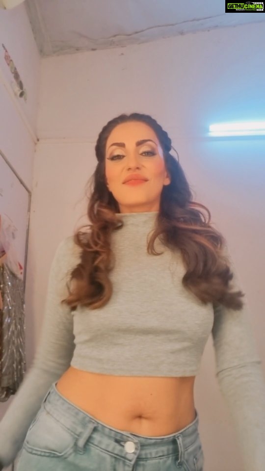 Navina Bole Instagram - Main bhi Shakira😆🤪💕🧚♀️ #reelsinstagram #reels #reelstrending #reelitfeelit #instareelsindia❤️ #instareels #instagram #instagood #shakira #shake #dance #dancereels #danceislife #makeuproom #vanitydiaries #keepdancing #comfortableinmyskin #dancelikenooneiswatching #explorepage✨ #explore #navinabole #makeuponfleek #curls #happysaturday #saturdayvibes #omsairam #positivevibes Film City, Goregaon