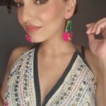 Navina Bole Instagram - GRWM!! Getting ready for date Night be like🧚‍♀️💕🥂🫶 Let me know if you want more such videos and details on the complete look ❤️ Foundation: Skinshield anti pollution foundation @nykaabeauty Concealer: Instant age rewind @maybelline_ind Eyeshadow : Manish Malhotra 4 in 1 palette @myglamm Eyebrow : Foolproof brow powder @benefitindia Eyeliner : @lovecolorbar black inkliner Kajal pencil : @revlon_india White eyepencil: @maybelline_ind Mascara : collosol @maybelline_ind Highlighter, Contour and Dry Blush : Chisel it palette @myglamm Powder : @maccosmeticsindia studio fix powder Lipshade : Shade Priyanka @simplynam Fixer : @maccosmeticsindia #reelsinstagram #reeloftheday #grwm #reels #trending #reelstrending #reelitfeelit #instareelsindia❤️ #instareel #ootd #jhumkis #sleekhair #makeuponfleek #mac #simplynam #nykaa #explorepage #navinabole #nomondayblues #players #thissongisavibe #omsairam #positivevibes Happy Place