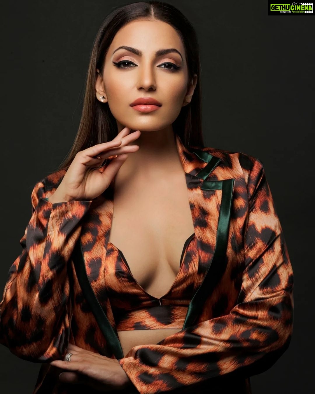 Navina Bole Instagram - You couldn't have handled me, even if I came with instructions 😎🧚♀️🖤🥂😈 Photographer: @sachinkumarphotographyy Styling : @shivannishiralli #picoftheday #newpost #instaphoto #instagram #instagood #newpic #ootd #animalprint #portraitphotography #portrait #takemeasiam #commercialphotography #fashionshoot #sleekhair #attitude #swag #pose #positivevibes #omsairam #explorepage✨ #navinabole #makeuponfleek #cool #cameralover #unapologetic #enoughsaid #happytuesday