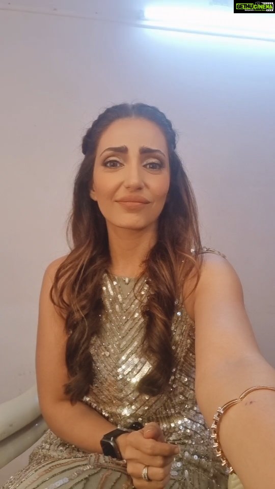 Navina Bole Instagram - Chanelled the Geet in me!!#iconic 🌟🤩😍 Missed a word lol! Can you tell which one😛😂 #reelsinstagram #reeloftheday #reels #newreels #reelitfeelit #funny #funnyreels #geet #jabwemet #chatterbox #vanitydiaries #timepass #gold #ootd #instareelsindia❤️ #instagood #instagram #onetake #thiswasfun #bollywood #dialogue #braid #explorepage✨ #explore #navinabole #nomondayblues Film City