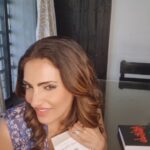 Navina Bole Instagram - Sending lotsa love to instafam this Sunday!!💕💕#virtualhug #reelsinstagram #reels #reeloftheday #reelstrending #instareelsindia❤️ #instareel #instagram #instagood #reelitfeelit #newreels #loveandlight #love #obsessed #favspot #sunday #sundayvibes #happysunday #omsairam #explore #explorepage✨ #navinabole #booklover #positivevibes Happy Place