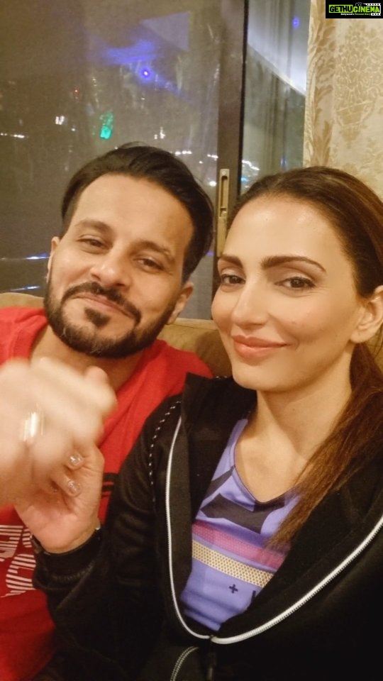 Navina Bole Instagram - Do you guys also agree to disagree on everything like us!! I for one love every minute of this cute nok-jhok with undercurrents of pure and unconditional love and friendship!😎🙃🤪 on that note here's wishing everyone a #happyvalentinesday ❤️🥂 P.s. - Don't miss the end 😛 #reelsinstagram #reels #reelstrending #instareelsindia❤️ #instareel #reelitfeelit #instagram #instareel #couplegoals #mainman #partner #funny #funnyreels #valentines #hesaidshesaid #instagood #happyvalentinesday❤️ #love #friendship #together #explorepage✨ #explore #navinabole #happytuesday Club Mahindra Hatgad