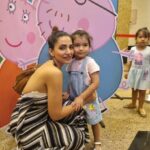 Navina Bole Instagram - If we only had words to describe how much fun we had at the #peppapig live show presented by @nickindiaofficial !! Glimpses of the most fun evening ever🤩🤩🐷 #oink #reelsinstagram #reels #reelstrending #reeloftheday #instareelsindia❤️ #kimaayra #mylittleprincess #peppapig #whatfun #familytime #auditorium #babysdayout #thiswasfun #mummasgirl❤️ #oinkoink #explorepage✨ #navinabole #sunday Balgandharva Ranga Mandir Bandra