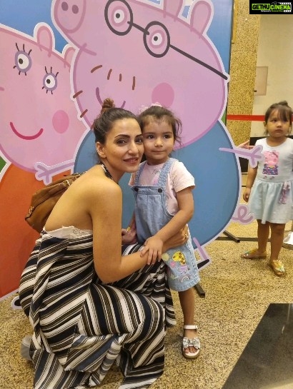 Navina Bole Instagram - If we only had words to describe how much fun we had at the #peppapig live show presented by @nickindiaofficial !! Glimpses of the most fun evening ever🤩🤩🐷 #oink #reelsinstagram #reels #reelstrending #reeloftheday #instareelsindia❤️ #kimaayra #mylittleprincess #peppapig #whatfun #familytime #auditorium #babysdayout #thiswasfun #mummasgirl❤️ #oinkoink #explorepage✨ #navinabole #sunday Balgandharva Ranga Mandir Bandra