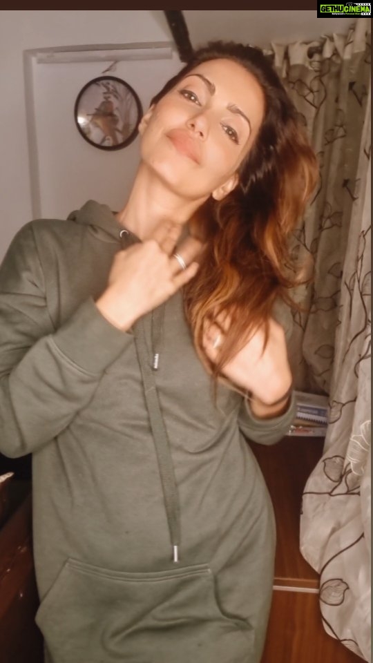 Navina Bole Instagram - This trend in slowmo is absolute love!🤩😍🧜♀️💫 #reelsinstagram #reels #reelstrending #instareelsindia❤️ #instareel #instagram #instagood #trending #flipagram #winter #explorepage✨ #navinabole #hoodie #olivegreen #sunday #mood #omsairam #positivevibes Happy Place