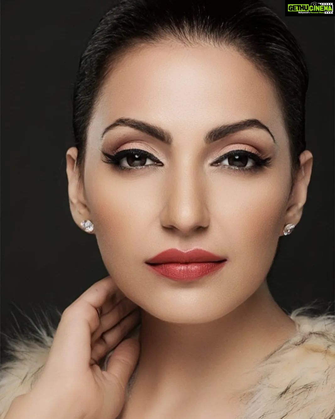 Navina Bole Instagram - So you've read a lot of books. . But have you ever read a face😈🧚♀️✨️💕 Photographer: @sachinkumarphotographyy #picoftheday #instaphoto #instapic #instagram #instagood #face #closeupphotography #closeup #sleekhair #eyes #eyecontact #lookingatyou #explorepage✨ #explore #navinabole #makeuponfleek #pokerface #saturdayvibes #happyweekend