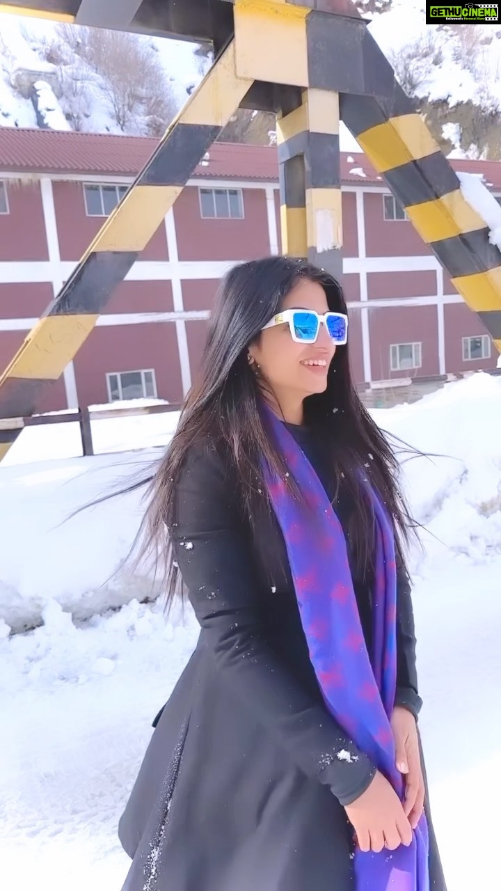 Navya Swamy Instagram - Like a crown princess goofing around in the crown of India… The Himalayas….👸👑🏔️🇮🇳