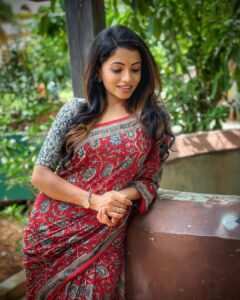 Navya Swamy Instagram - Kalamkari love ❤️ 
Saree & blouse by @elegant_threads_by_salma 
#sareelove #kalamkarisaree #kalamkarilove #indianfashion #ethnic #shootdiaries #meenakshi #naaperumeenakshi #blessed #thankful #navyaswamy