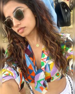 Navya Swamy Instagram - Philosophy is a thinking man’s game. So I’m thinking if makeup has weight, how many calories would I end up burning every time I carry it??? Ok I’m a philosopher now. ✋🏼😇🧏🏻‍♀️

#nomakeup #nofilter #natural #freedom #alive #breathing #beautifullife #sololife #wanderlust #travel #europe #paris #frenchconnection #chicklife #instagram #instapic #instagood #blessed #thankful #navyaswamy