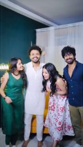 Navya Swamy Instagram - Finalyy!!! A video where we have people from 4 different states! 🤗❤️😁 Ft. @navya_swamy @imarjundas @anikhasurendran !! Watch the full episode on my channel now 🥰❤️
.
.
#arjundas #navyaswamy  #anikasurendran #nikhiluuuuuuuuu #instareels #instapost #intsavideos