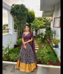 Navya Swamy Instagram - Festive feels🥰🥰
Half saree by @riya_designing_studio 

#festivewear #festivaltime #krishnashtami #lategram #latepost #designer #halfsaree #indian #instaphoto #blessed #thankful #navyaswamy