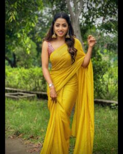 Navya Swamy Instagram - Wearing one of my favourite colour combo from @thread_fabric 
Styled by @divyalucky26 

#saree #sareelove #sareegram #sareefashion #favorite #instapic #ootd #blessed #thankful #navyaswamy