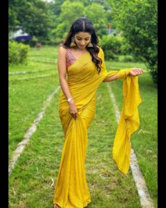 Navya Swamy Instagram - Wearing one of my favourite colour combo from @thread_fabric 
Styled by @divyalucky26 

#saree #sareelove #sareegram #sareefashion #favorite #instapic #ootd #blessed #thankful #navyaswamy