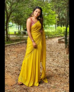 Navya Swamy Instagram - Wearing one of my favourite colour combo from @thread_fabric 
Styled by @divyalucky26 

#saree #sareelove #sareegram #sareefashion #favorite #instapic #ootd #blessed #thankful #navyaswamy