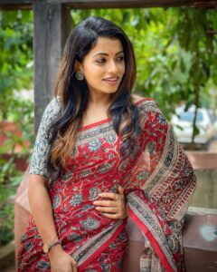 Navya Swamy Instagram - Kalamkari love ❤️ 
Saree & blouse by @elegant_threads_by_salma 
#sareelove #kalamkarisaree #kalamkarilove #indianfashion #ethnic #shootdiaries #meenakshi #naaperumeenakshi #blessed #thankful #navyaswamy
