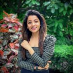 Navya Swamy Instagram – There’s nothing like finding peace within yourself to deal with what’s happening around us. The world is healing & I really hope it heals soon, so we all can be back to our normal life. Till then please think positive, take care of yourself & your loved ones & most importantly stay home safe😊
#letsfightcovid19together #stayhome #thinkpositive #thistooshallpass #gooddaysahead #takecare #blessed #thankful #navyaswamy Lanco Hills