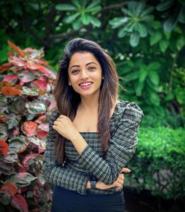 Navya Swamy Instagram - There’s nothing like finding peace within yourself to deal with what’s happening around us. The world is healing & I really hope it heals soon, so we all can be back to our normal life. Till then please think positive, take care of yourself & your loved ones & most importantly stay home safe😊
#letsfightcovid19together #stayhome #thinkpositive #thistooshallpass #gooddaysahead #takecare #blessed #thankful #navyaswamy