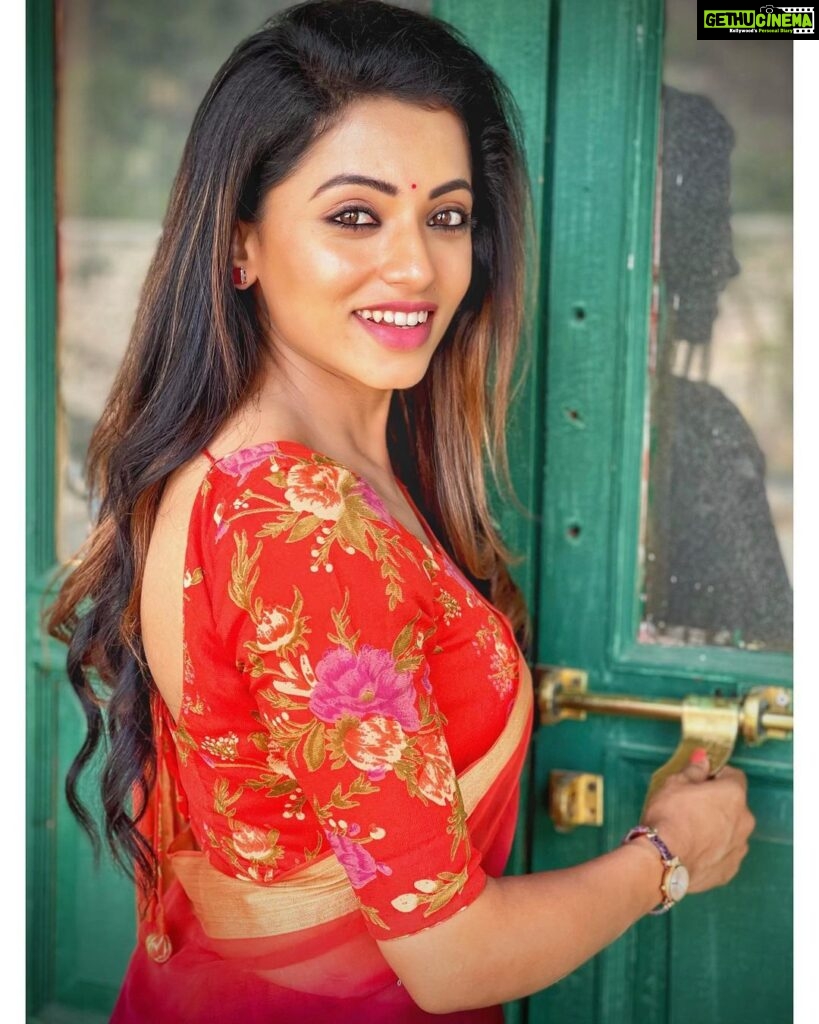 Navya Swamy Instagram - Closing some doors. Not because of pride, incapacity or arrogance, but simply because they no longer lead somewhere😊 #closingdoor #newpath #doorsopen #timetochoose #bewise #mondaymood #happyday #instagood #instadaily #blessed #thankful #navyaswamy