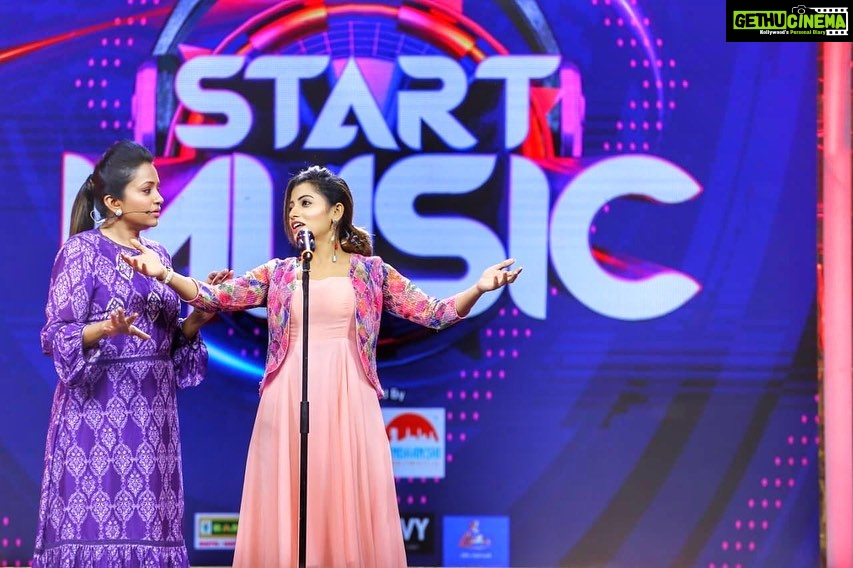 Navya Swamy Instagram - Maaku mike isthe chaalu, farfarmance maamulga undadhu😎 Few shots from today’s #startmusic #starmaa #sneakpic #show #showtime #funtime#actorslife #lovingit #blessed #thankful #navyaswamy