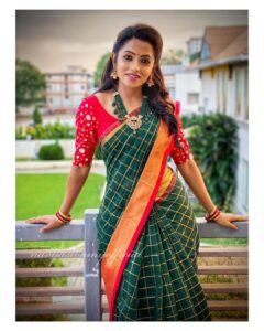 Navya Swamy Instagram - For me Festive season is never complete without a beautiful saree❤️ 
Wishing everyone a very Happy Dussehra😊 
#festivevibes #festiveseason #festivalfashion #dussehra #sareelove #saree #instapic #instgood #blessed #thankful #navyaswamy