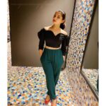 Navya Swamy Instagram - Life is like an abstract painting... full of colours and creativity... Messy and difficult to understand... But beautiful in it’s own way... #livelife #livehappy #lifeisgood #lifeisbeautiful #weekendvibes #latergram #latepost #dressedup #instagood #instapic #blessed #thankful #navyaswamy