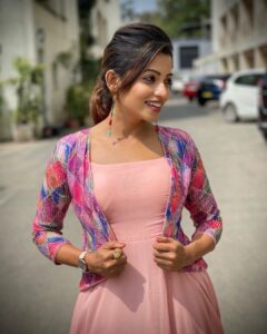 Navya Swamy Instagram - Confidence is not “they will like me”. Confidence is “I’ll be fine if they don’t”. 
Self confidence is a super power. Once you start believing in yourself Magic Starts happening. 
#iamwhoiam #selfconfidence #selflove #love #respect #strong #monday #mondaymood #instapic #instagood #blessed #thankful #navyaswamy