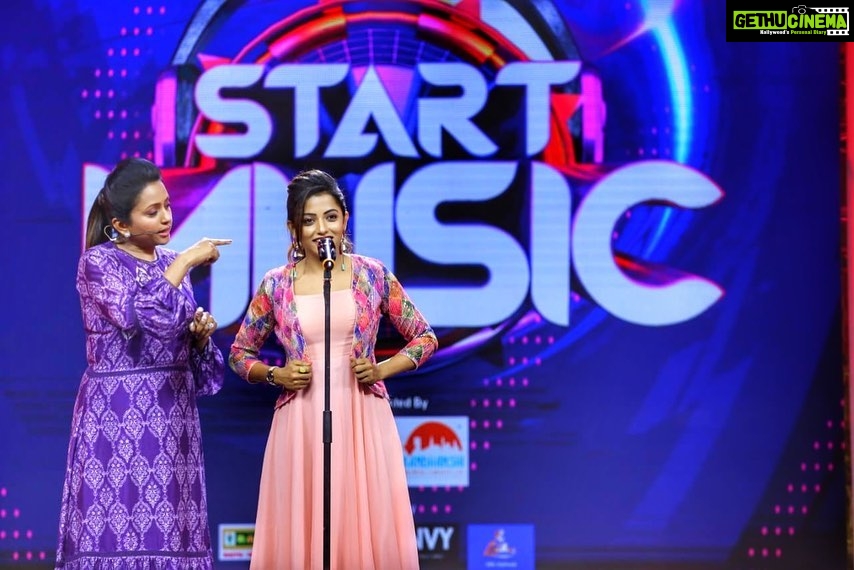 Navya Swamy Instagram - Maaku mike isthe chaalu, farfarmance maamulga undadhu😎 Few shots from today’s #startmusic #starmaa #sneakpic #show #showtime #funtime#actorslife #lovingit #blessed #thankful #navyaswamy