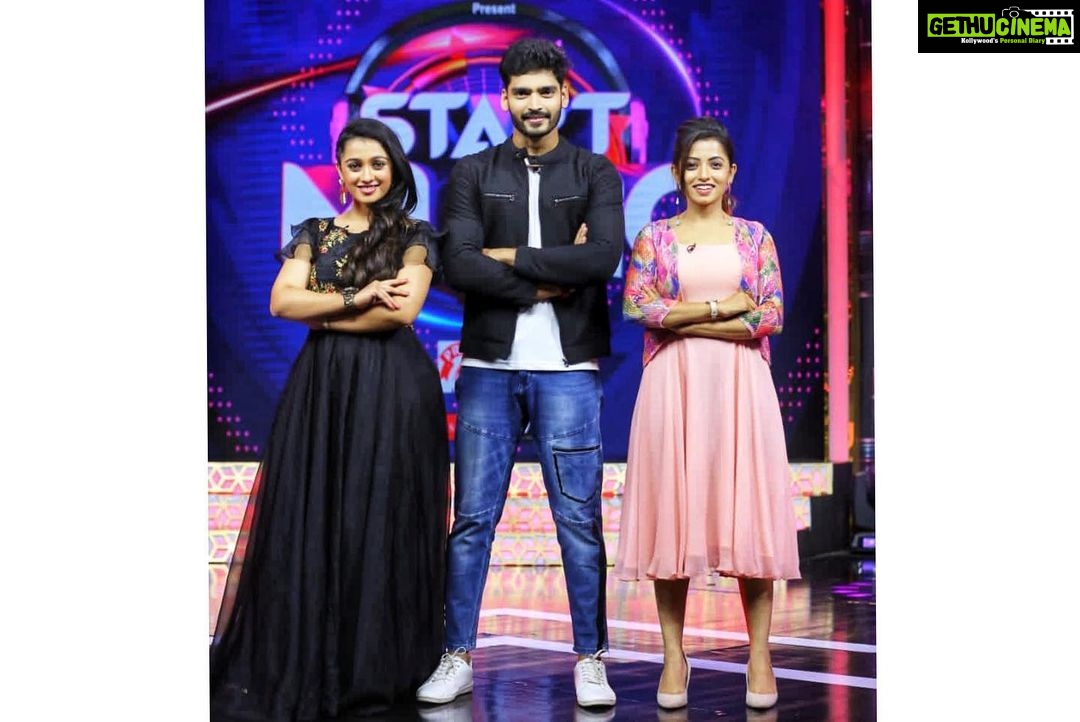 Navya Swamy Instagram - Maaku mike isthe chaalu, farfarmance maamulga undadhu😎 Few shots from today’s #startmusic #starmaa #sneakpic #show #showtime #funtime#actorslife #lovingit #blessed #thankful #navyaswamy