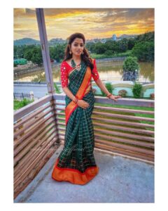 Navya Swamy Instagram - For me Festive season is never complete without a beautiful saree❤️ 
Wishing everyone a very Happy Dussehra😊 
#festivevibes #festiveseason #festivalfashion #dussehra #sareelove #saree #instapic #instgood #blessed #thankful #navyaswamy