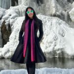 Navya Swamy Instagram – The sight of a waterfall, usually so alive with raging rapids & gushing water, but seeing it transformed into a frozen masterpiece of ice & snow is truly breathtaking😍

#drung #waterfall #frozen #beauty #kashmirdairies #wanderlust #travelgram #lategram #instagram #instareels  #blessed #thankful #navyaswamy