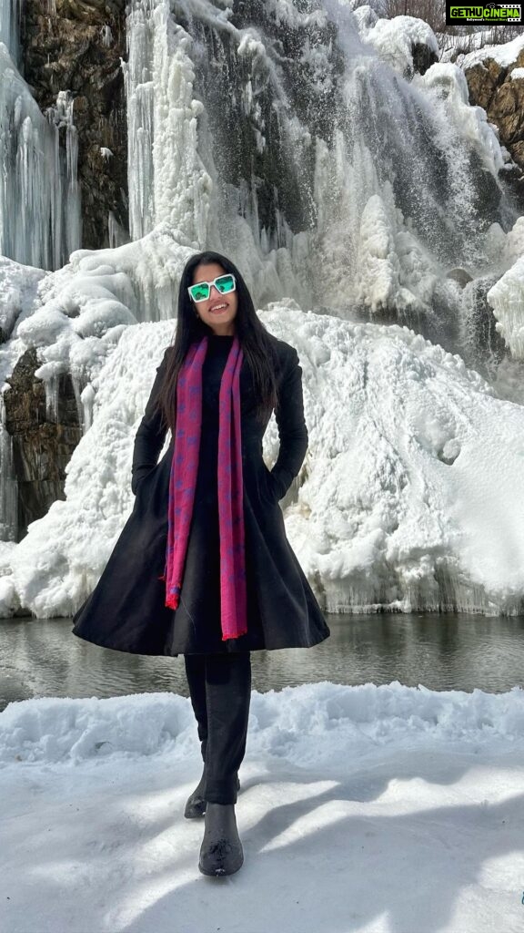 Navya Swamy Instagram - The sight of a waterfall, usually so alive with raging rapids & gushing water, but seeing it transformed into a frozen masterpiece of ice & snow is truly breathtaking😍 #drung #waterfall #frozen #beauty #kashmirdairies #wanderlust #travelgram #lategram #instagram #instareels #blessed #thankful #navyaswamy