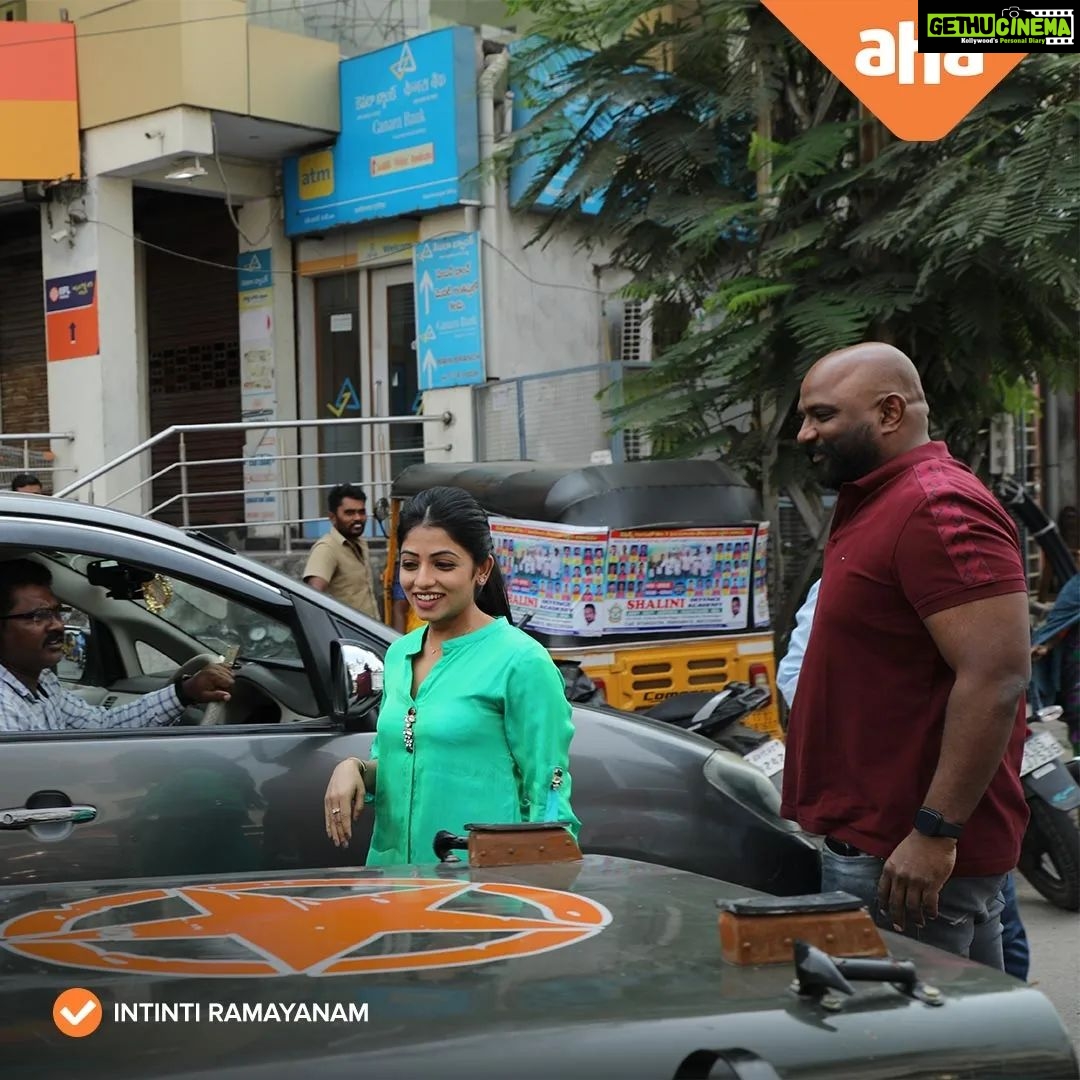 Navya Swamy Instagram - Ooru ooru tiriginam, Yada soosina intinti ramayaname kanabaddadi!!!π€© Mee intiki kuda osthadi twaralo....ππ #intintiramayanam @sitharaentertainments @adityamusicindia @Maruthi_official @nagavamsi19 @suresh_naredla_here @nareshvijayakrishna @weirddivide @ivyproductions9 @innamuri8888 @gangavva @anji_mama_ @bithirisathiofficial @jeevankumar.a @the_steven_.00 @itskalyanimalik @mayabazar.designs @shyamkasarlalyrics @actor_raghudronavalli @pusalachandramouli @sync.cinema @sachin.sudhakaran @tylerrduden @aravind2506 @imkiran77 @sripalmacharla @smartytinku